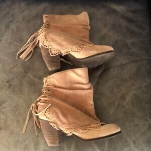 Naughty Monkey Short Slip On Fringe Boots Booties Sz 6 Tan 3 inch heels